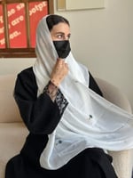 طرحة اليوم الوطني البضاء بالتطريز الذهبي والاخضر