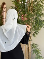 طرحة اليوم الوطني البضاء بالتطريز الذهبي والاخضر