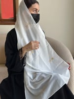 طرحة اليوم الوطني البيضاء بالتطريز الذهبي