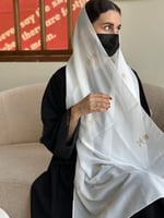 طرحة اليوم الوطني البيضاء بالتطريز الذهبي