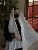 طرحة اليوم الوطني البيضاء بالتطريز الذهبي