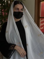 طرحة اليوم الوطني البيضاء بالتطريز الذهبي