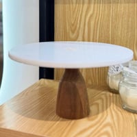 صحن تقديم رخام أبيض بقاعدة خشب