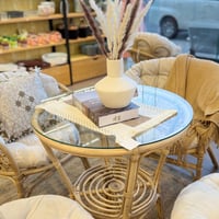 جلسة خيزران دائرية مع طاولة زجاج – تصميم طبيعي فاخ...