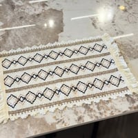 مفرش طاولة بخيوط قطنيّه