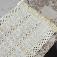 مفرش طاولة بخيوط قطنيّه