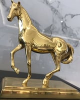 تحفه خيل بلون نحاسي ذهبي