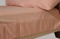 مفرش فندقي - وردي مخطط