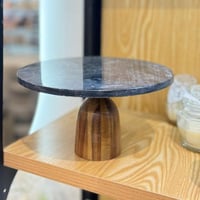 صحن تقديم رخام أسود بقاعدة خشب