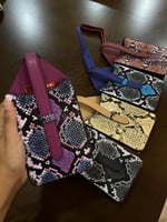 حامل جوال وعدد من البطايق