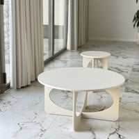 طاولة خشبية بشكل عصري