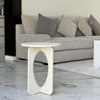 طاولة خشبية بشكل عصري