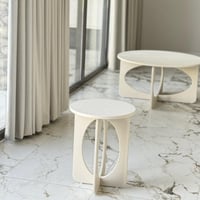 طاولة خشبية بشكل عصري