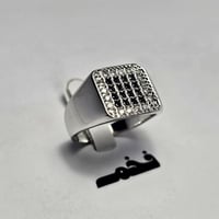 خاتم فضه فخم مرصع بالزركون الأبيض والأسود