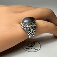 خاتم مميز مطلي فضه بحجر عقيق يمني طبيعي مصور