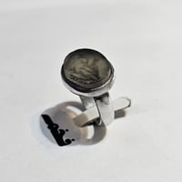 خاتم ملكي مطلي فضه حجر عقيق يماني مقاس الخاتم 8 ام...