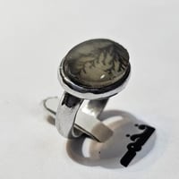 خاتم ملكي مطلي فضه حجر عقيق يماني مقاس الخاتم 8 ام...