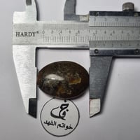 حجر عقيق يمني طبيعي مميز جدا وزن ومقاس الحجر بالصو...