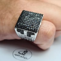 خاتم فضه مميز مرصع بالزركون الأسود اللامع