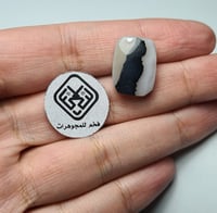 حجر كريم عقيق يماني طبيعي مصور امرأة واقفه بعبايته...