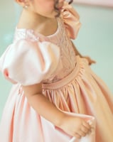 فستان حفله بقماش مشكوك ومزين بالترتر من الاعلى