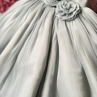 فستان انيق بقصة كتف واحد