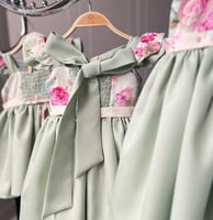 فستان باللون الفستقي وقماش القطن المشجر