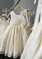 فستان انيق بقصة كتف واحد