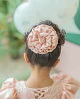 فستان حفله بقماش مشكوك ومزين بالترتر من الاعلى