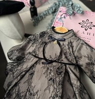 فستان شتوي مع الدانتيل الاسود