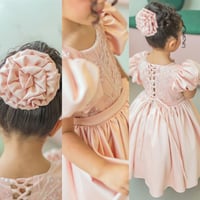 فستان حفله بقماش مشكوك ومزين بالترتر من الاعلى