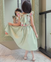 فستان باللون الفستقي وقماش القطن المشجر