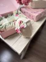 فستان باللون الفستقي وقماش القطن المشجر