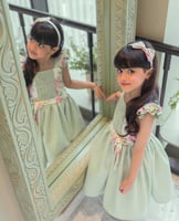 فستان باللون الفستقي وقماش القطن المشجر