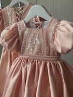 فستان حفله بقماش مشكوك ومزين بالترتر من الاعلى