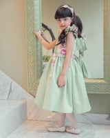 فستان باللون الفستقي وقماش القطن المشجر