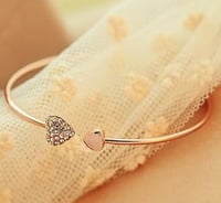 سوار من أساورللمعصم مفتوح بتصميم قلب