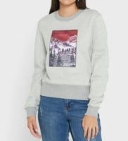 سويت شيرت مزين بطباعة جرافيك للنساء من تومي هيلفيغ...