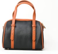 حقيبة كتف نسائية صغيرة من أميكا جيا مع حزام بني