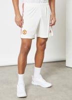 شورت فريق مانشستر يونايتد 2021/22 باللون الأبيض من...