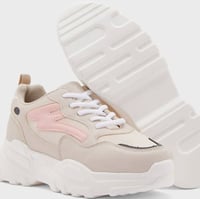 حذاء كاجوال مزين بخطوط عصرية لإضفاء لمسة رياضية si...