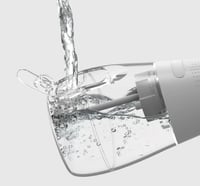 خيط الاسنان المائي