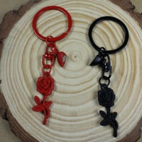 ميدالية وردة مع قلب بمغناطيس