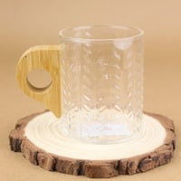 كوب قهوة زجاجي بمقبض خشبي