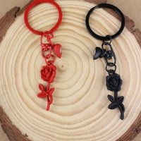 ميدالية وردة مع قلب بمغناطيس