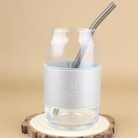 كوب زجاجي بمصاص زجاجي ومسكة جلد رصاصي 500 مل