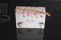 مجموعة (12) حقيبة توزيعات ورقية فاخرة بلون ابيض وع...