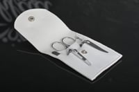 مجموعه (12) مقلمية اظافر لون ابيض جلد