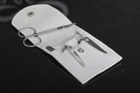 مجموعه (12) مقلمية اظافر لون ابيض جلد