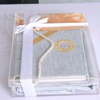 مجموعة اكريلك مصحف مع سجادة وسبحة وكتابة حسب الطلب